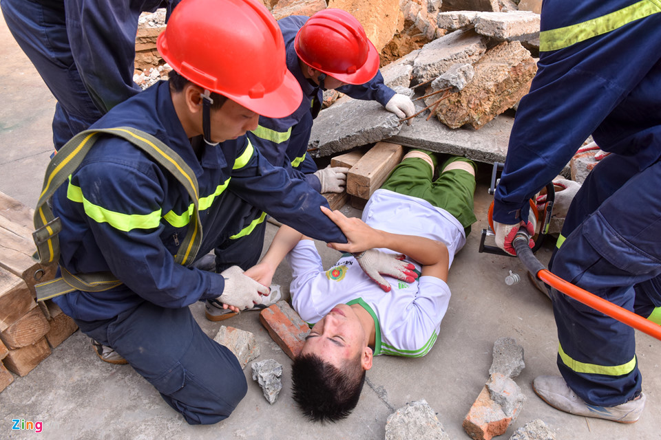 Khổ luyện leo thang, đu dây cứu hộ nạn nhân